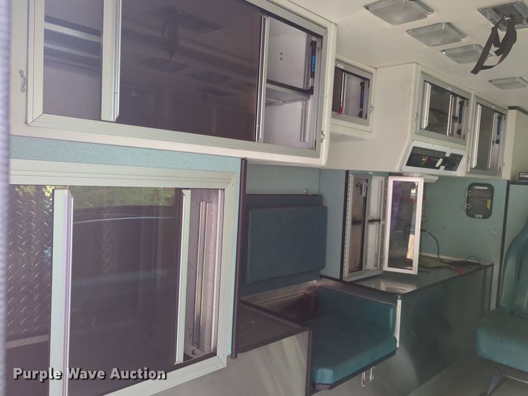 image for item NZ9620 2000 Ford E450 Super Duty ambulance