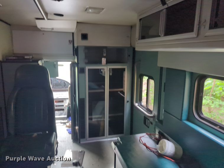 image for item NZ9620 2000 Ford E450 Super Duty ambulance