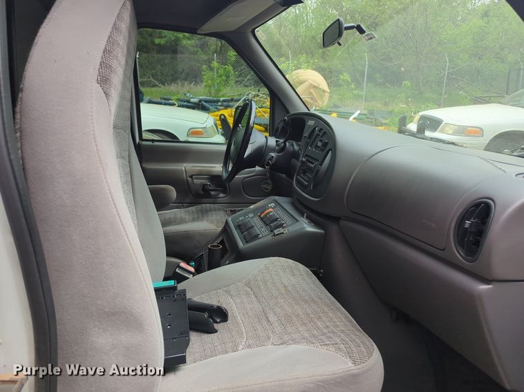 image for item NZ9620 2000 Ford E450 Super Duty ambulance