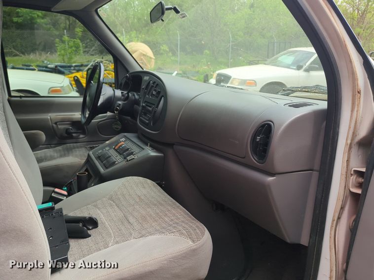 image for item NZ9620 2000 Ford E450 Super Duty ambulance