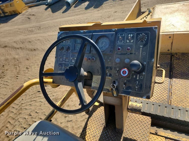 image for item NZ9840 2000 Caterpillar AP1000B paver