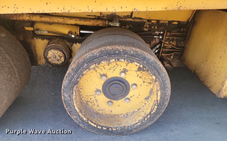 image for item NZ9840 2000 Caterpillar AP1000B paver