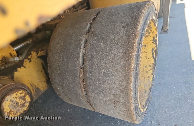 image for item NZ9840 2000 Caterpillar AP1000B paver