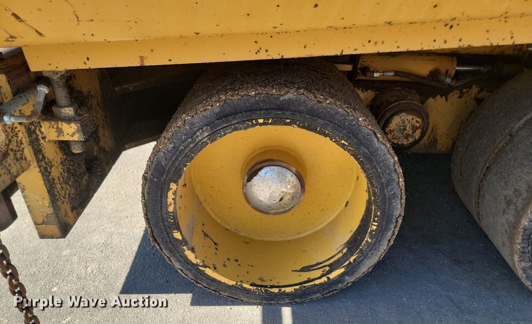 image for item NZ9840 2000 Caterpillar AP1000B paver