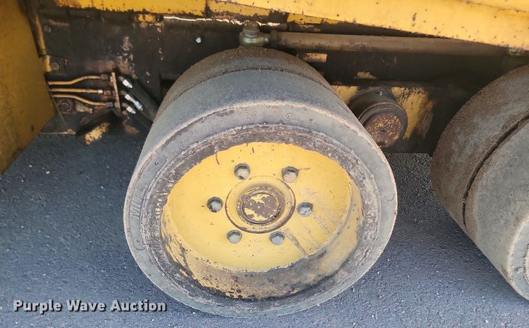 image for item NZ9840 2000 Caterpillar AP1000B paver