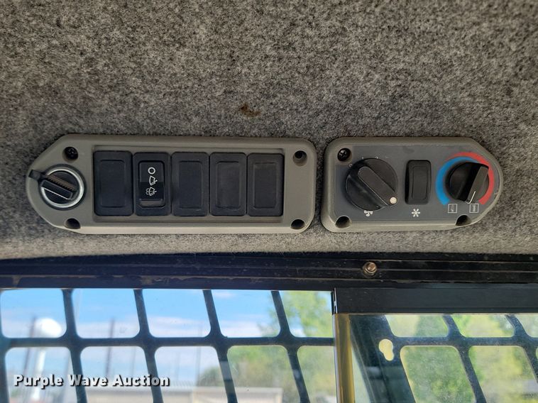 image for item NZ9841 2009 Bobcat S130 skid steer loader