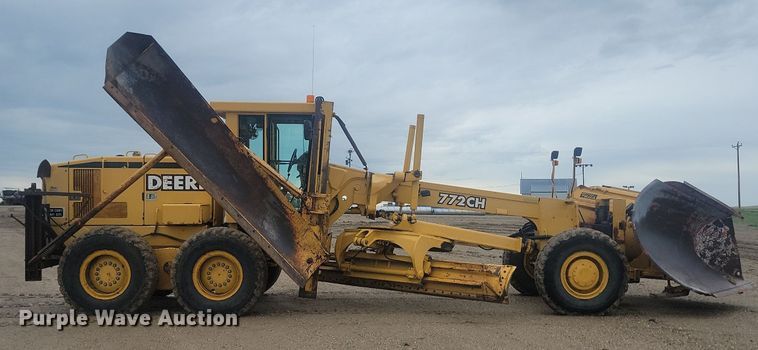 image for item NZ9852 1999 John Deere 772CH motor grader