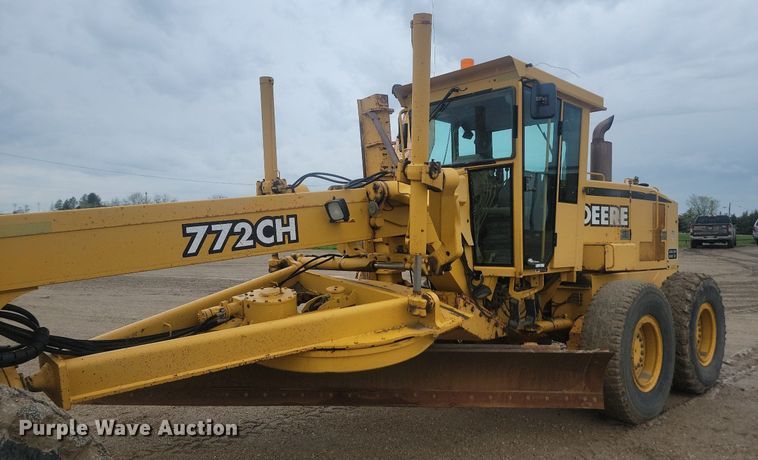 image for item NZ9852 1999 John Deere 772CH motor grader