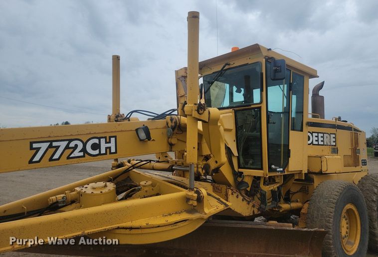 image for item NZ9852 1999 John Deere 772CH motor grader