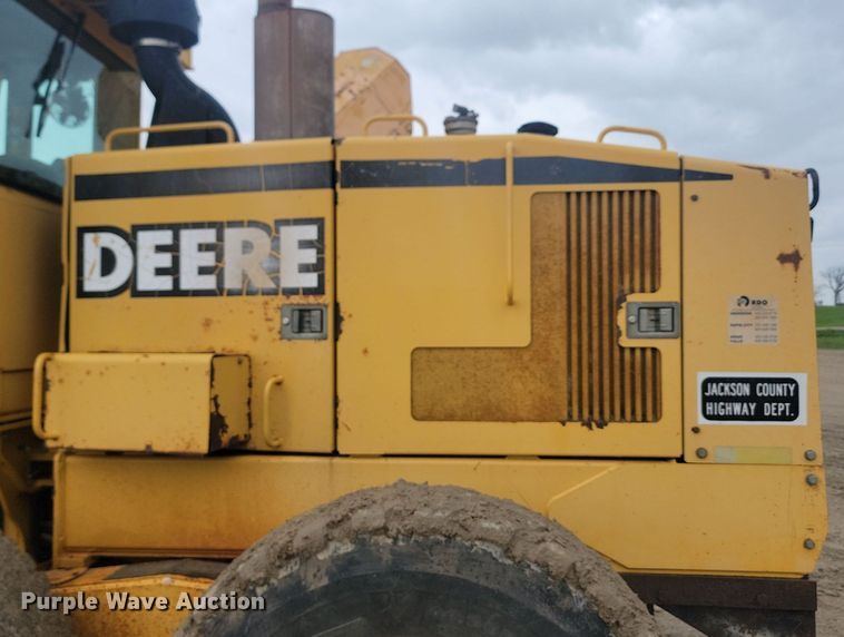 image for item NZ9852 1999 John Deere 772CH motor grader