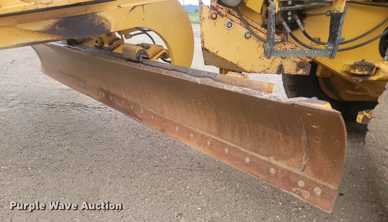 image for item NZ9852 1999 John Deere 772CH motor grader