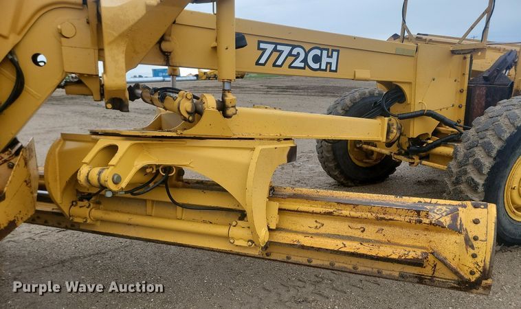 image for item NZ9852 1999 John Deere 772CH motor grader