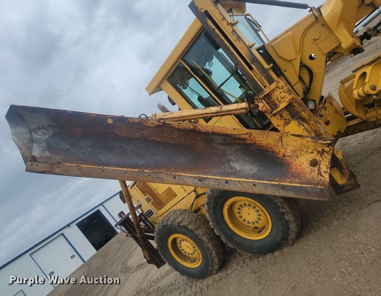 image for item NZ9852 1999 John Deere 772CH motor grader