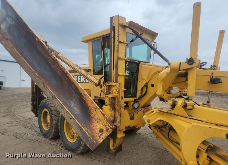 image for item NZ9852 1999 John Deere 772CH motor grader