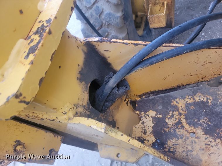 image for item NZ9852 1999 John Deere 772CH motor grader