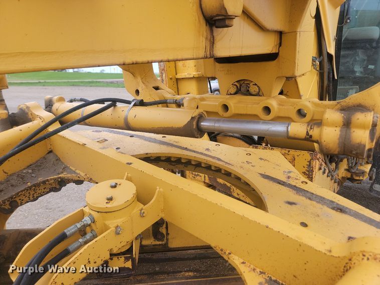 image for item NZ9852 1999 John Deere 772CH motor grader