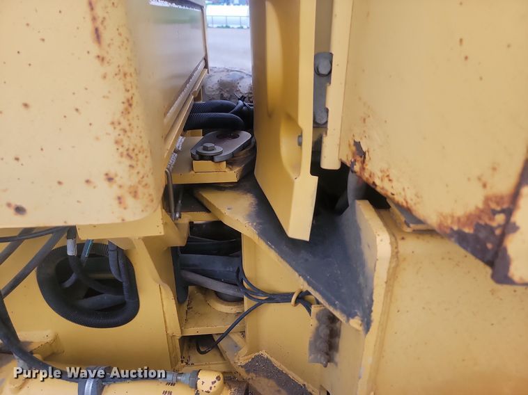 image for item NZ9852 1999 John Deere 772CH motor grader