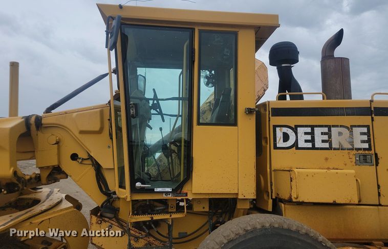 image for item NZ9852 1999 John Deere 772CH motor grader