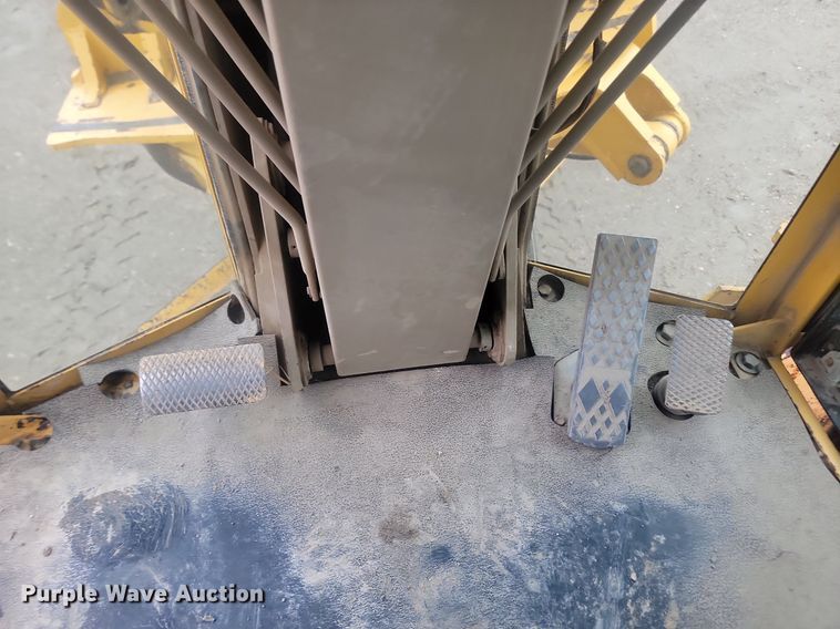 image for item NZ9852 1999 John Deere 772CH motor grader