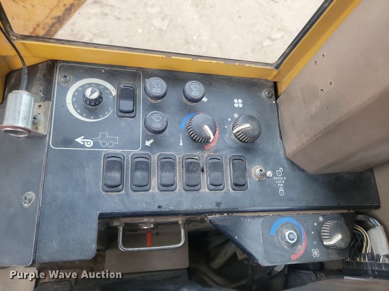 image for item NZ9852 1999 John Deere 772CH motor grader