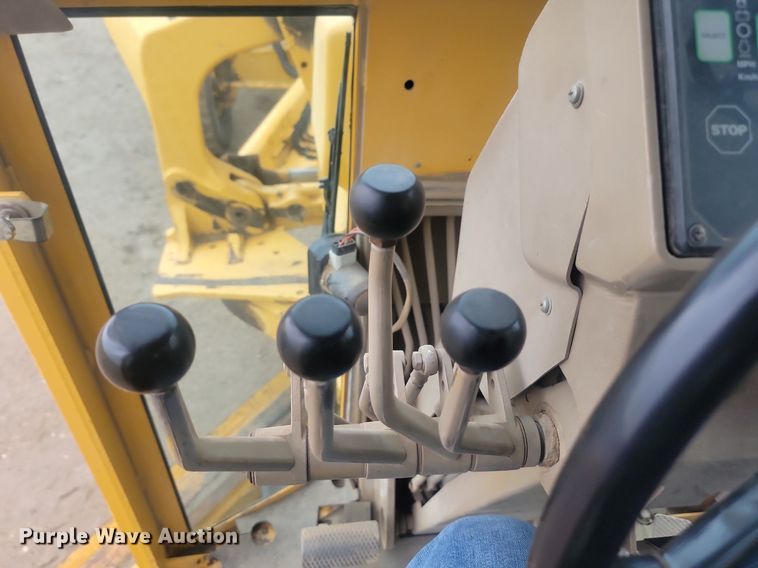 image for item NZ9852 1999 John Deere 772CH motor grader