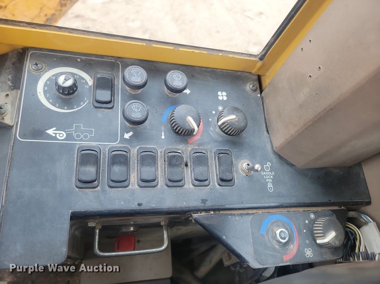 image for item NZ9852 1999 John Deere 772CH motor grader