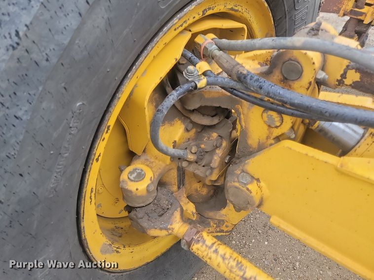 image for item NZ9852 1999 John Deere 772CH motor grader