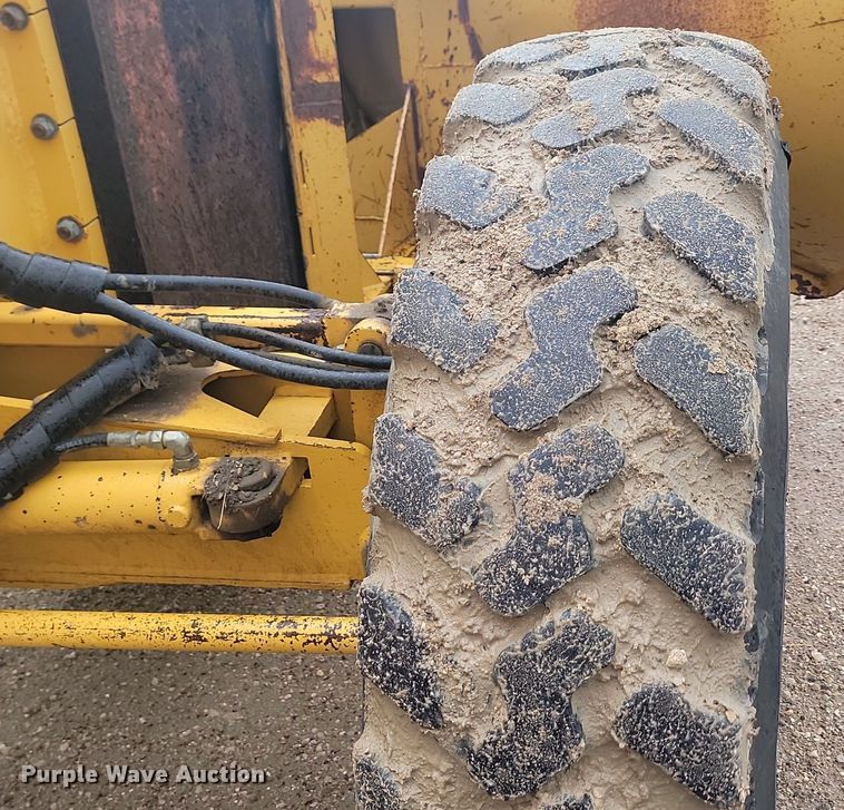 image for item NZ9852 1999 John Deere 772CH motor grader