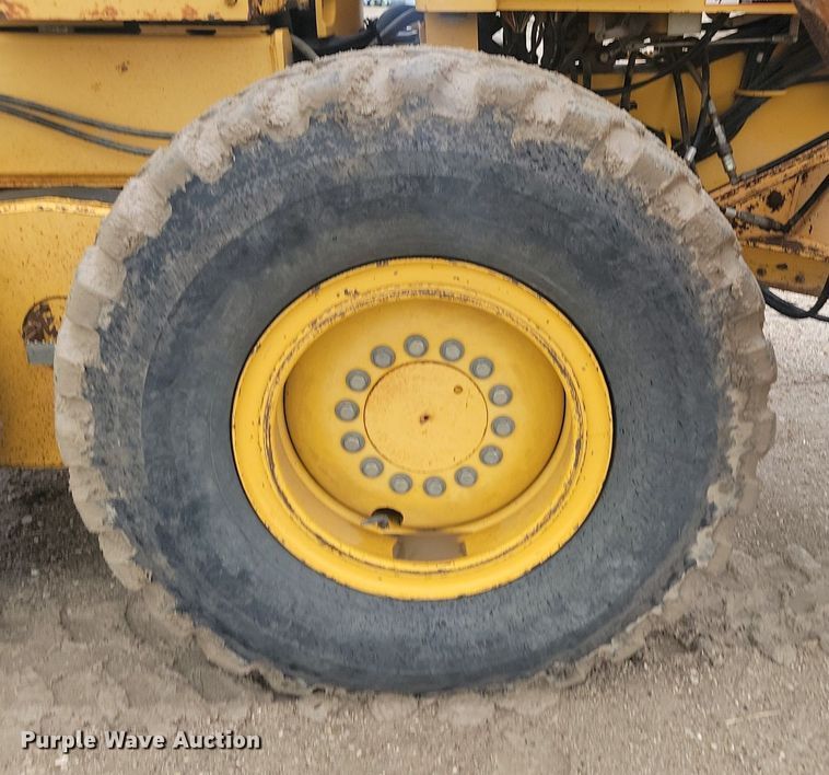 image for item NZ9852 1999 John Deere 772CH motor grader