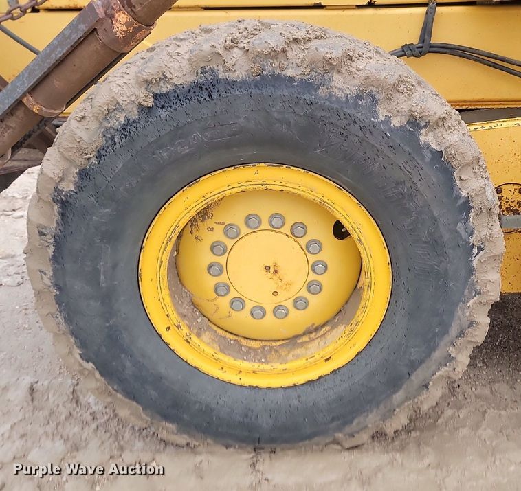 image for item NZ9852 1999 John Deere 772CH motor grader