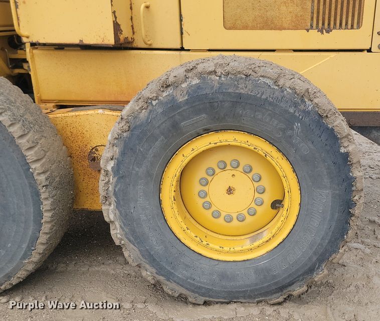 image for item NZ9852 1999 John Deere 772CH motor grader