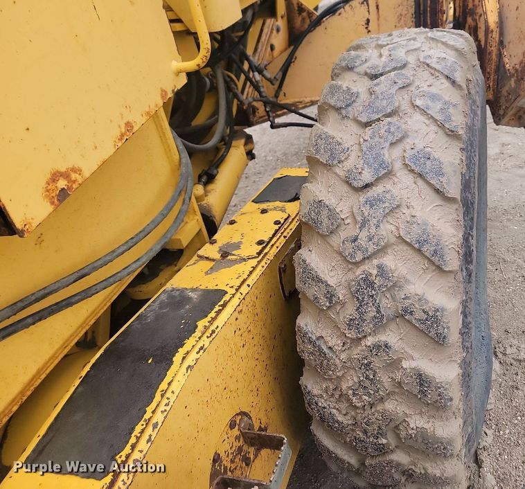 image for item NZ9852 1999 John Deere 772CH motor grader