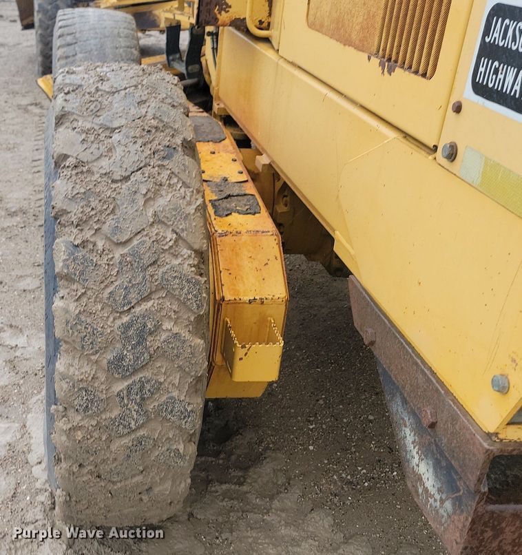 image for item NZ9852 1999 John Deere 772CH motor grader