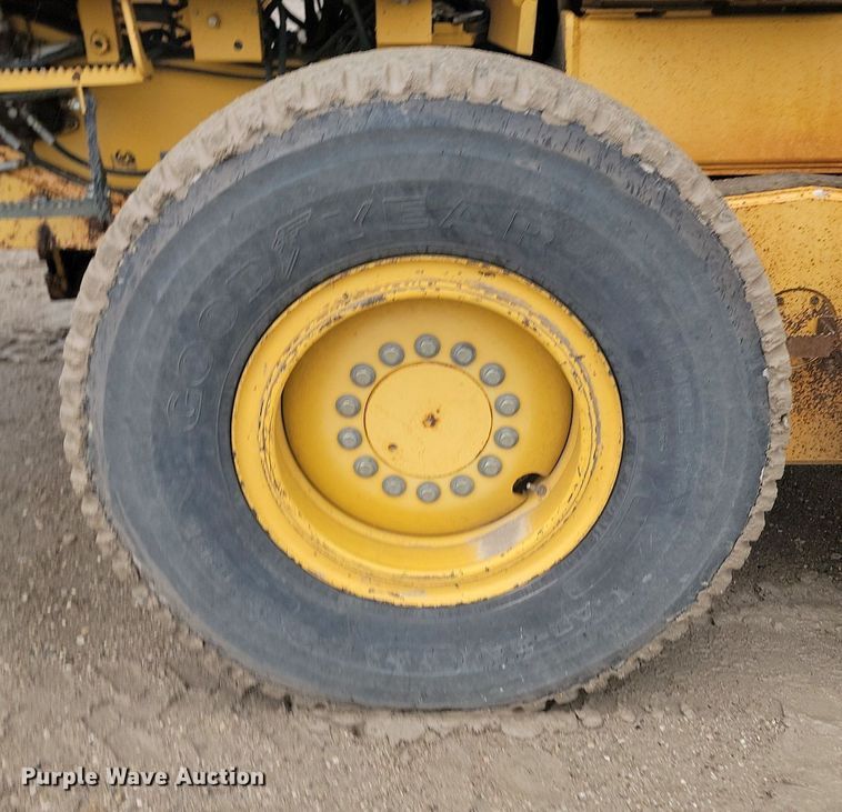 image for item NZ9852 1999 John Deere 772CH motor grader