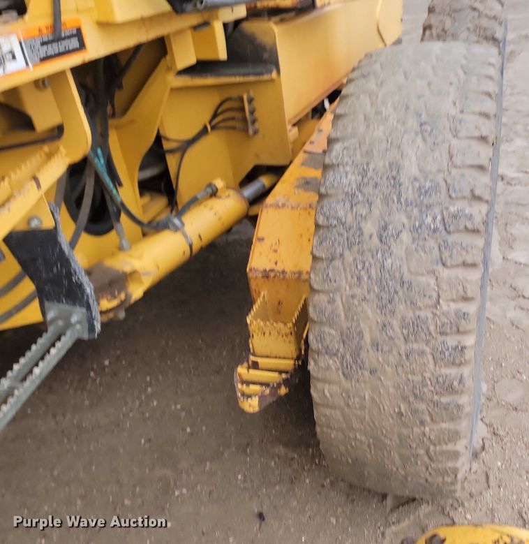 image for item NZ9852 1999 John Deere 772CH motor grader