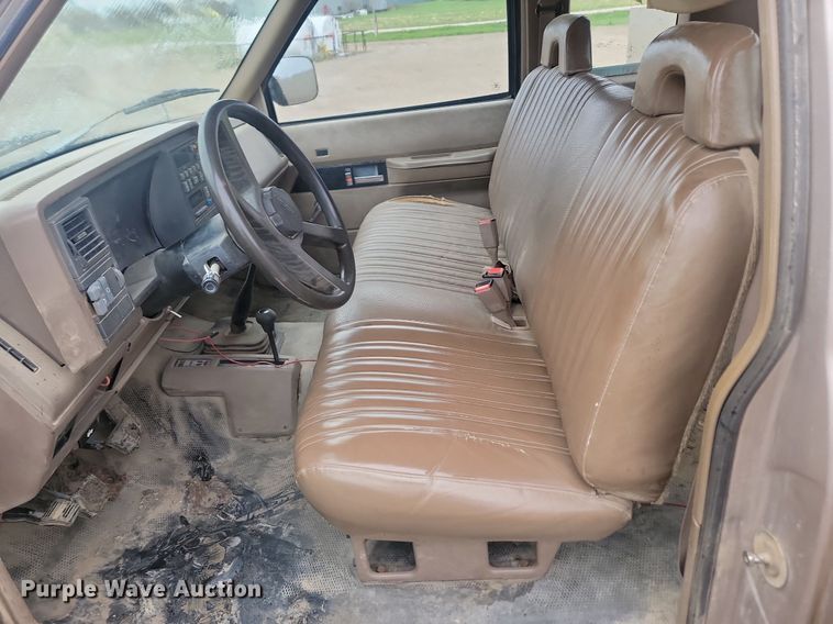 image for item NZ9853 1992 Chevrolet  2500 Ext. Cab utility bed pickup truck