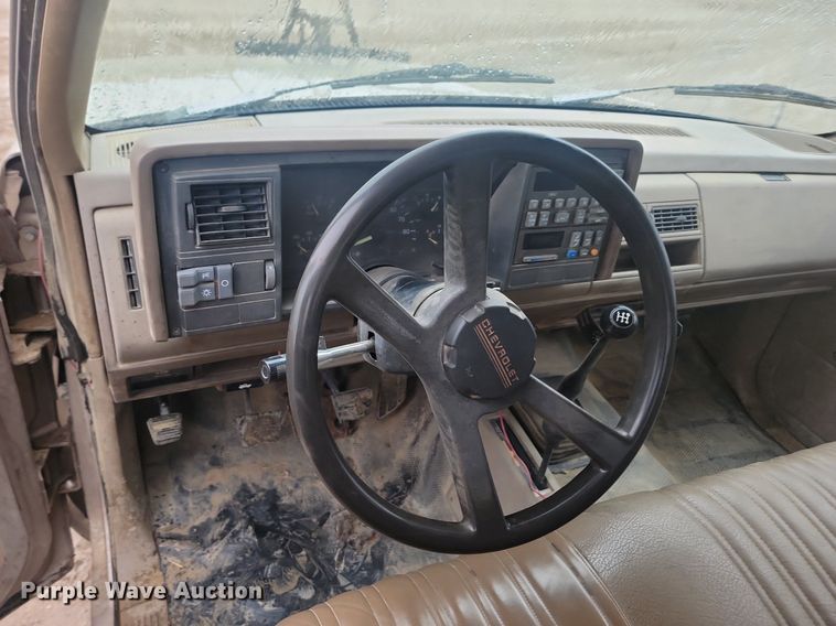 image for item NZ9853 1992 Chevrolet  2500 Ext. Cab utility bed pickup truck