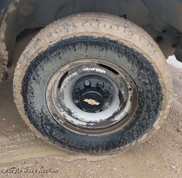 image for item NZ9853 1992 Chevrolet  2500 Ext. Cab utility bed pickup truck