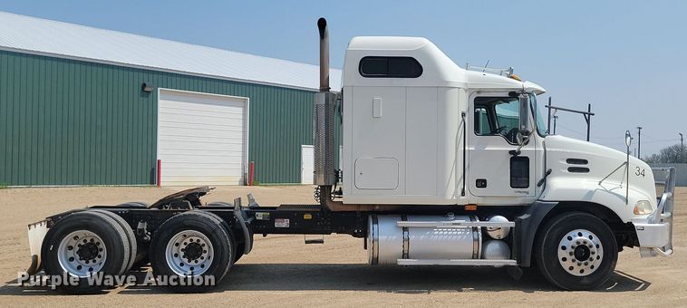 image for item NZ9868 2007 Mack Vision CXN613 semi truck
