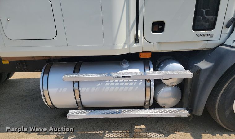 image for item NZ9868 2007 Mack Vision CXN613 semi truck