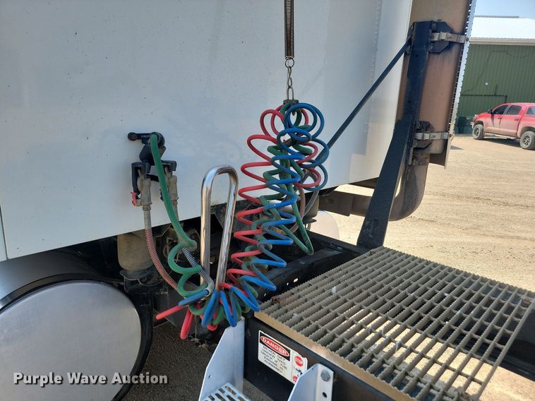 image for item NZ9868 2007 Mack Vision CXN613 semi truck