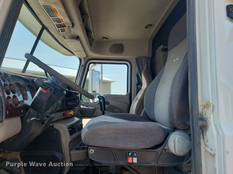 image for item NZ9868 2007 Mack Vision CXN613 semi truck