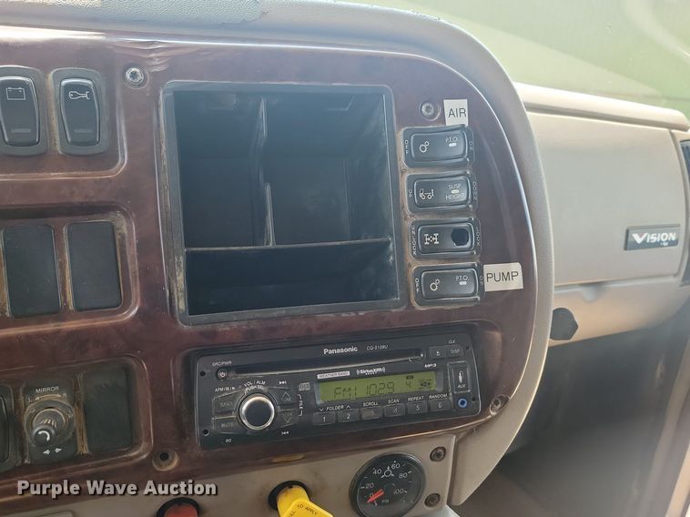 image for item NZ9868 2007 Mack Vision CXN613 semi truck