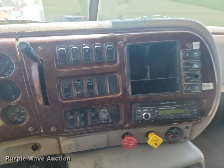 image for item NZ9868 2007 Mack Vision CXN613 semi truck