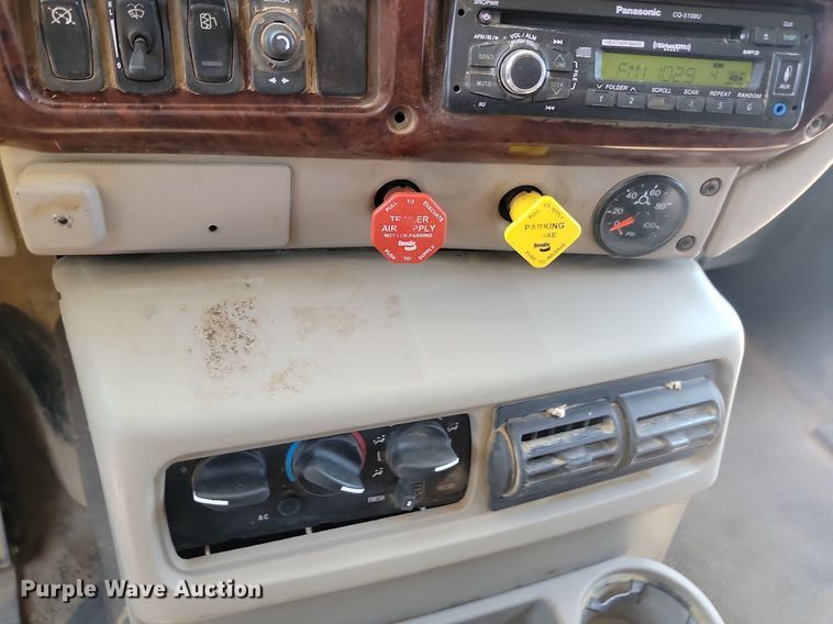 image for item NZ9868 2007 Mack Vision CXN613 semi truck