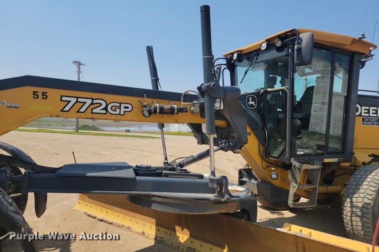 image for item NZ9869 2013 John Deere 772GP motor grader