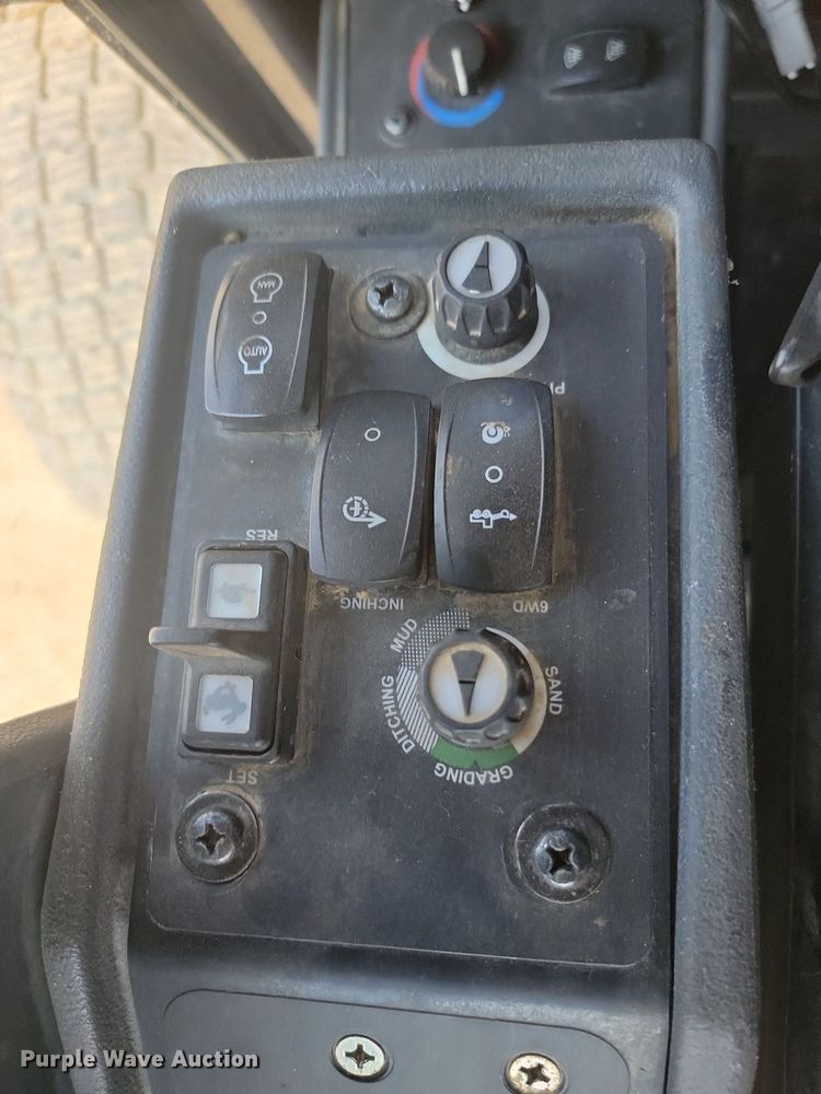 image for item NZ9869 2013 John Deere 772GP motor grader