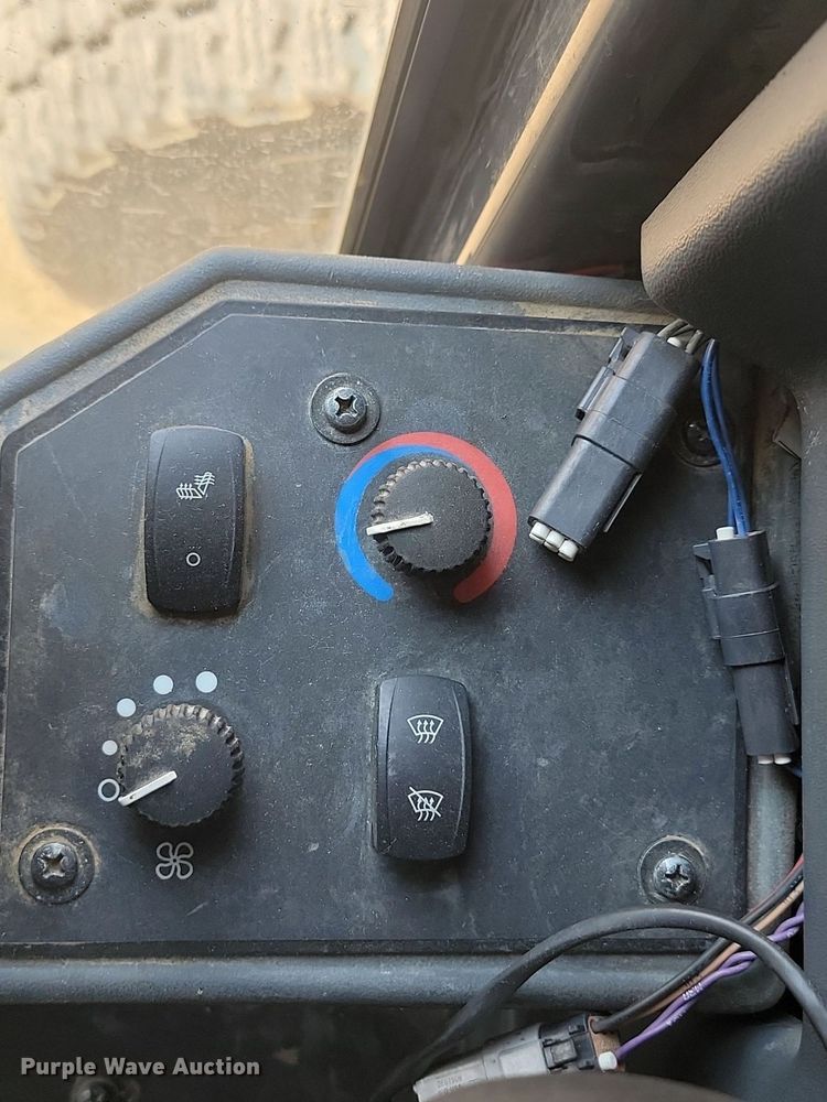 image for item NZ9869 2013 John Deere 772GP motor grader