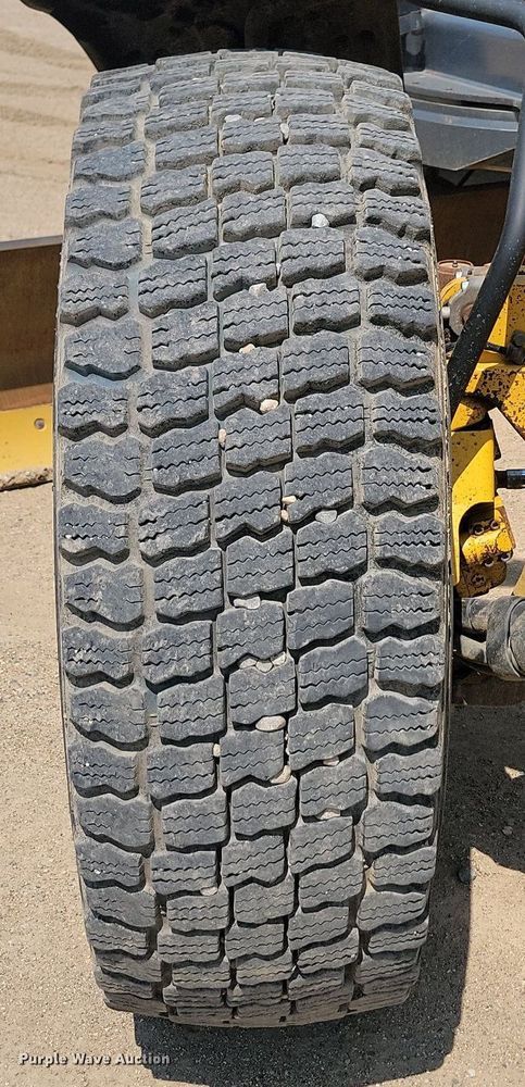 image for item NZ9869 2013 John Deere 772GP motor grader