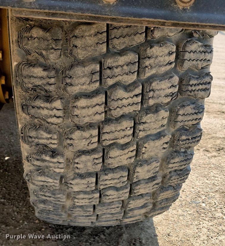 image for item NZ9869 2013 John Deere 772GP motor grader